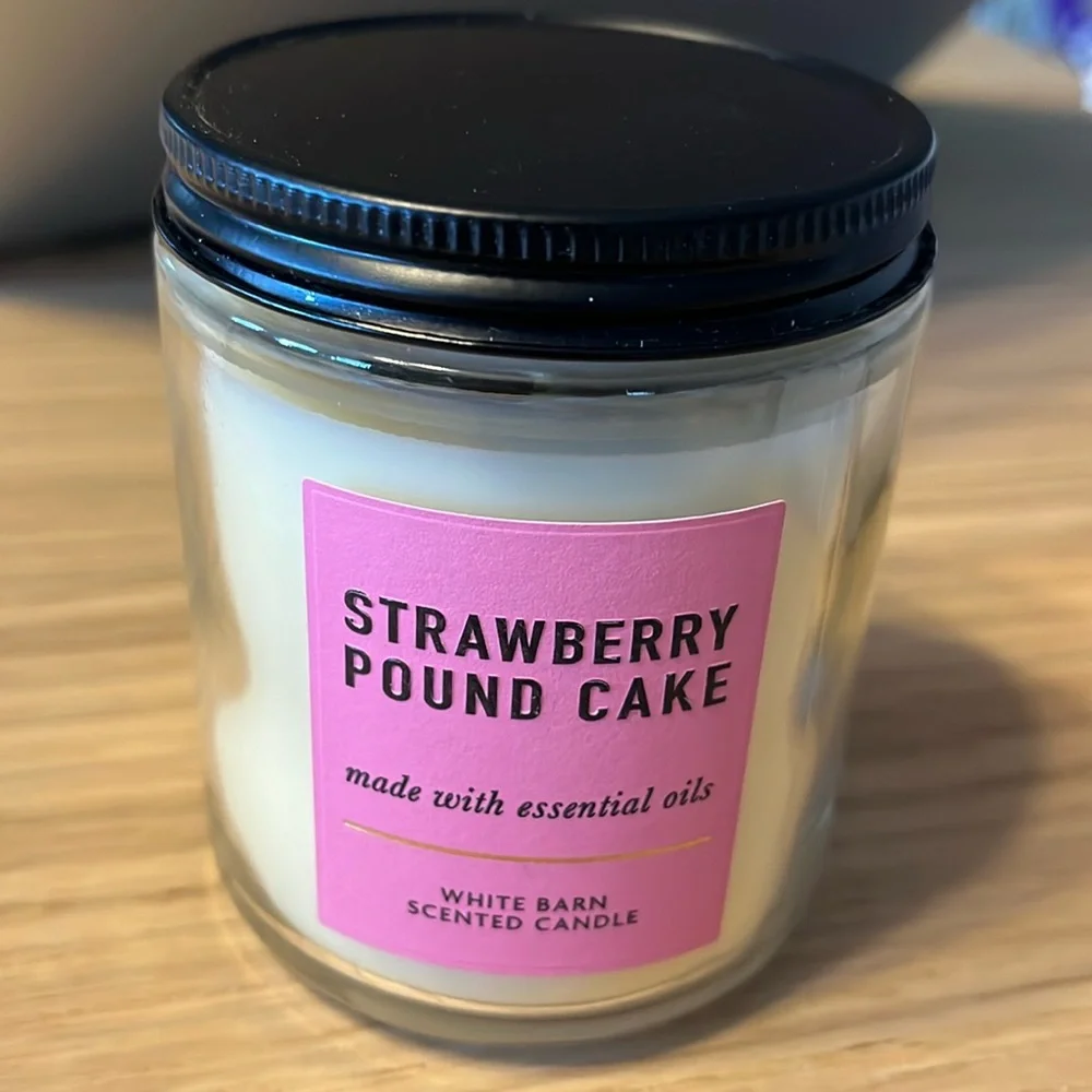 Bath & Body Works Single Wick Candle. Strawberry Pound Cake.